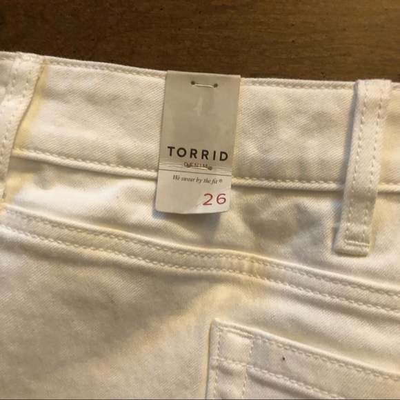 - **NWT** Torrid White Cutout Embroidery Skinny Short - Picture 7 of 9